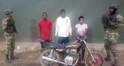 Detienen haitianos indocumentados en una motocicleta
