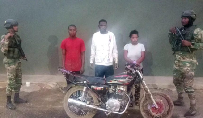 Detienen haitianos indocumentados en una motocicleta