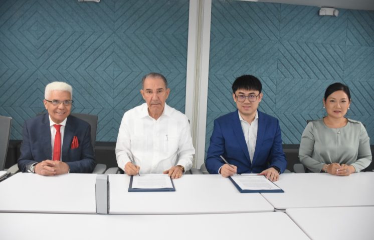 MESCyT y Huawei firman acuerdo para promover el programa de academias en universidades dominicanas