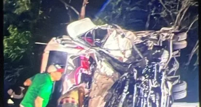 Choque entre autobús y camioneta deja dos fallecidos y ocho heridos en tramo Baní-Azua