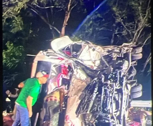 Choque entre autobús y camioneta deja dos fallecidos y ocho heridos en tramo Baní-Azua