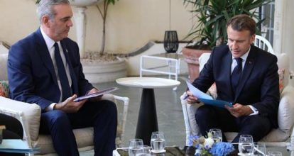 Macron expresa interés en financiar tren y transporte del Gran Santo Domingo