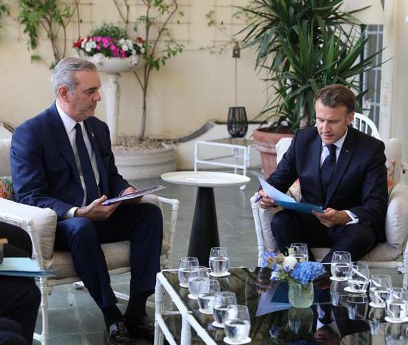 Macron expresa interés en financiar tren y transporte del Gran Santo Domingo