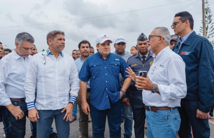 Ministro de la Presidencia visita el Merca SD tras incendio; asegura gobierno trabaja en recuperación