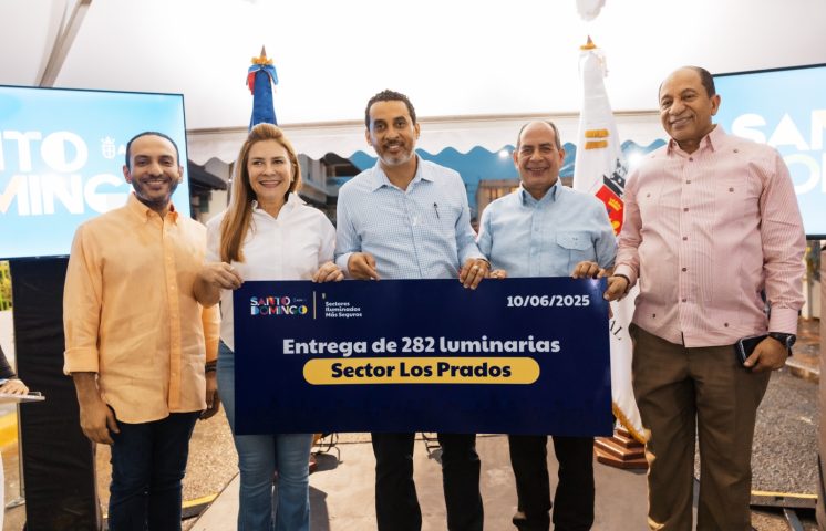 Carolina entrega 282 luminarias led instaladas para mayor seguridad en Los Prados