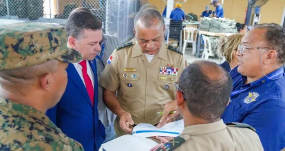 Ministro de Defensa supervisa planta textil militar en Bonao