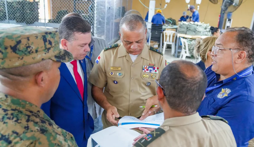 Ministro de Defensa supervisa planta textil militar en Bonao