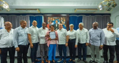 Ministro Paliza entrega 317 títulos de propiedad en San Pedro de Macorís