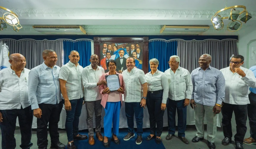 Ministro Paliza entrega 317 títulos de propiedad en San Pedro de Macorís