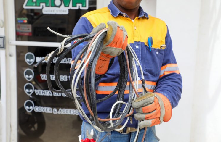 Edeeste normaliza más de 19 mil clientes y desmantela 8,863 fraudes eléctricos en mayo