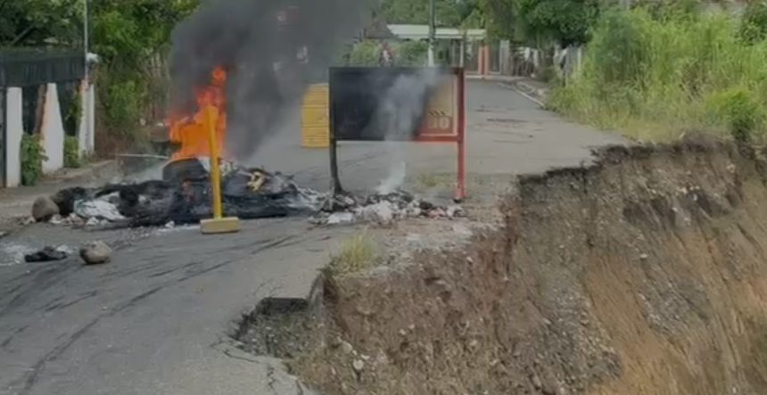 Comunidad El Aguacate paraliza labores por derrumbes; exigen intervención urgente