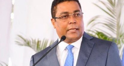 Víctor D’Aza sorprende en encuesta empresarial tras anunciar aspiración presidencial