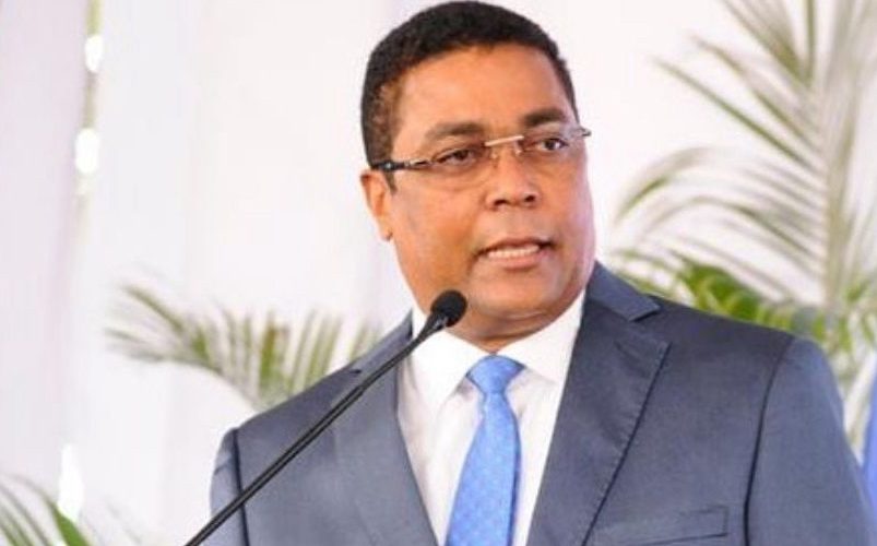 Víctor D’Aza sorprende en encuesta empresarial tras anunciar aspiración presidencial