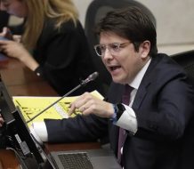 El senador colombiano Uribe Turbay sigue en «máxima gravedad», según un nuevo parte médico