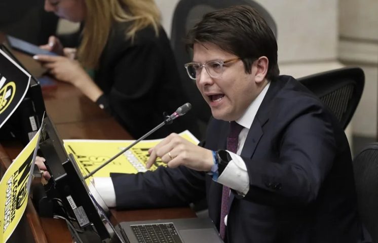 El senador colombiano Uribe Turbay sigue en «máxima gravedad», según un nuevo parte médico