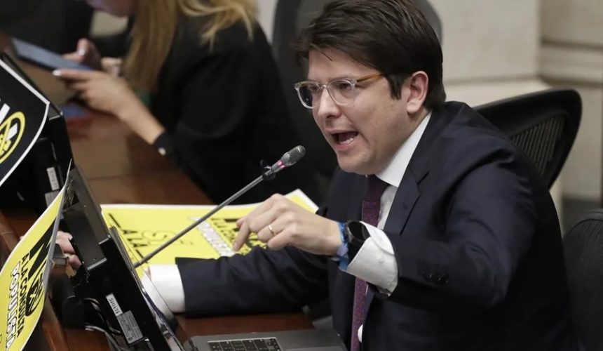 El senador colombiano Uribe Turbay sigue en «máxima gravedad», según un nuevo parte médico
