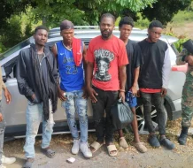 Apresan tres vehículos con haitianos indocumentados tras persecución en Azua