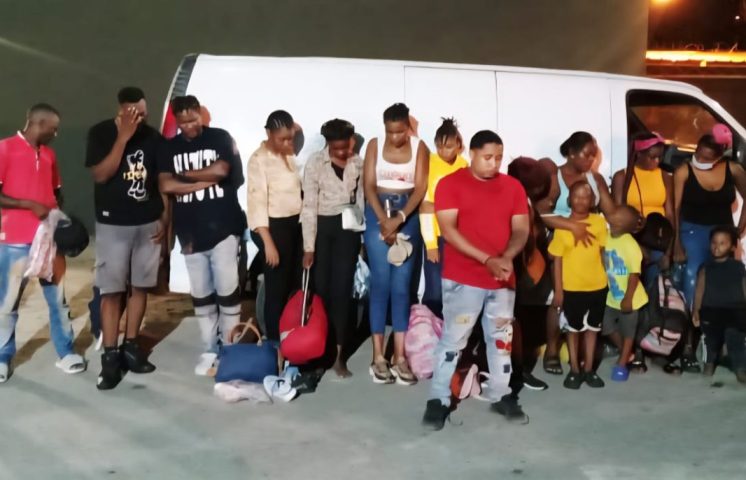Detienen dominicano transportando 14 haitianos indocumentados en Valverde