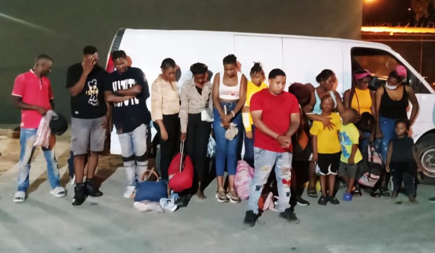 Detienen dominicano transportando 14 haitianos indocumentados en Valverde