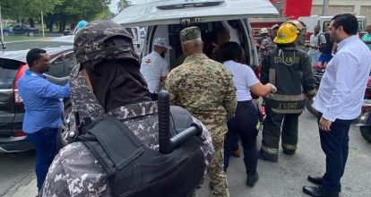 Rescatan a nueve personas tras quedar atrapadas en ascensor de plaza en Higüey