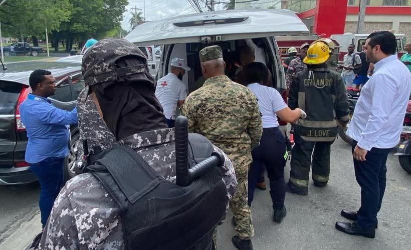 Rescatan a nueve personas tras quedar atrapadas en ascensor de plaza en Higüey