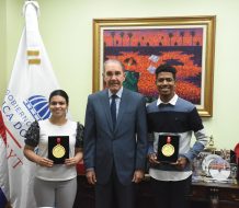 García Fermín recibe equipo de jóvenes de la PUCMM que ganó el tercer lugar mundial en competencia Huawei ICT en China