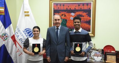García Fermín recibe equipo de jóvenes de la PUCMM que ganó el tercer lugar mundial en competencia Huawei ICT en China