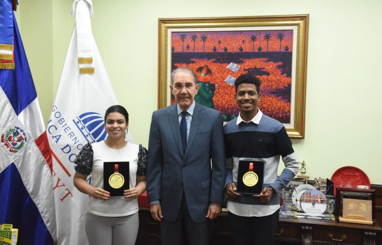 García Fermín recibe equipo de jóvenes de la PUCMM que ganó el tercer lugar mundial en competencia Huawei ICT en China
