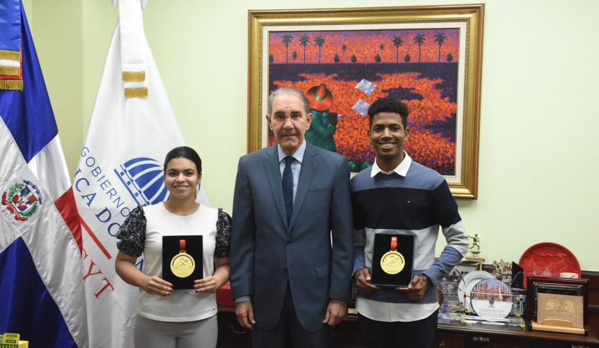 García Fermín recibe equipo de jóvenes de la PUCMM que ganó el tercer lugar mundial en competencia Huawei ICT en China