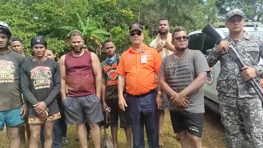 Defensa Civil trabaja en rescate de 12 jóvenes atrapados por lluvias en Presa Sabaneta