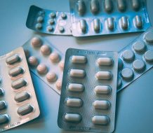 Realizan cuatro allanamientos en Salcedo por comercio ilegal de medicamentos