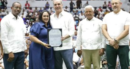 Abinader entrega 1,600 títulos de propiedad en La Romana