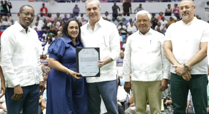 Abinader entrega 1,600 títulos de propiedad en La Romana