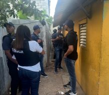 Ejecutan allanamientos en Baní; detienen una persona y ocupan armas de fuego 