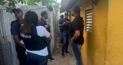 Ejecutan allanamientos en Baní; detienen una persona y ocupan armas de fuego 