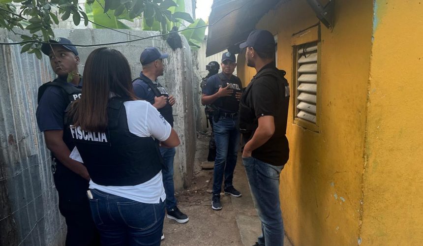 Ejecutan allanamientos en Baní; detienen una persona y ocupan armas de fuego 