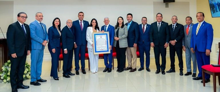 Senado reconoce Celinés Toribio por sus 30 años de trayectoria