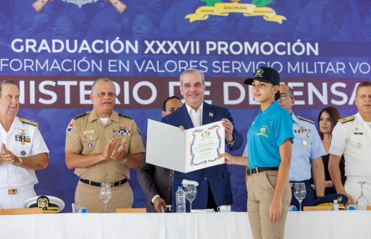 Abinader encabeza graduación y toma juramento de más de 5 mil jóvenes del Servicio Militar Voluntario