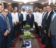 Visitan al presidente de la Cámara de Diputados para tratar temas sobre protección al béisbol dominicano