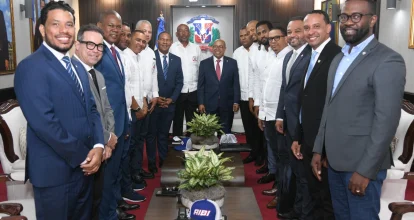 Visitan al presidente de la Cámara de Diputados para tratar temas sobre protección al béisbol dominicano