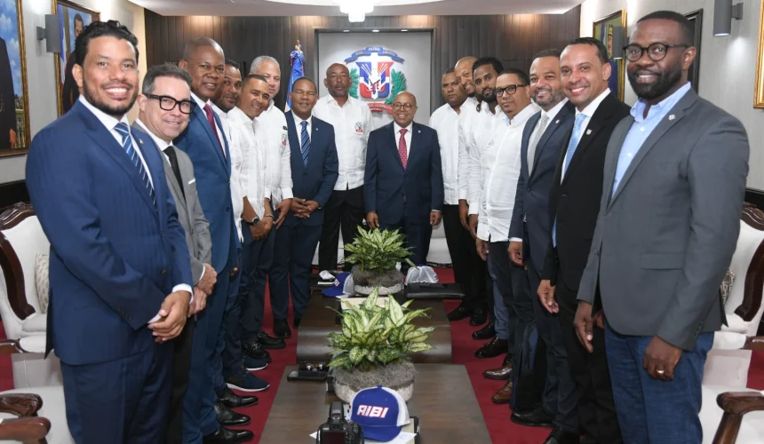 Visitan al presidente de la Cámara de Diputados para tratar temas sobre protección al béisbol dominicano