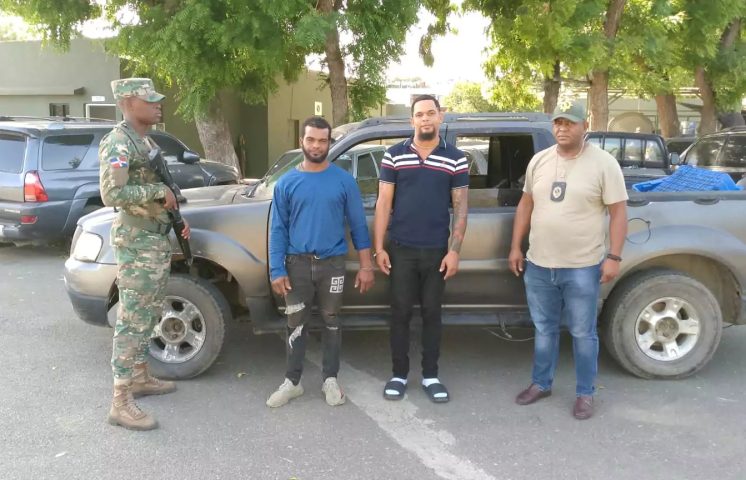 Detienen dos hombres que escondían contrabando de 10 mil cigarrillos en Valverde