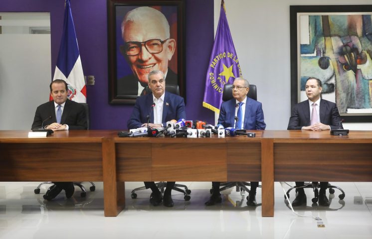Abinader se reúne con el expresidente Danilo Medina para fortalecer posición unificada ante crisis haitiana