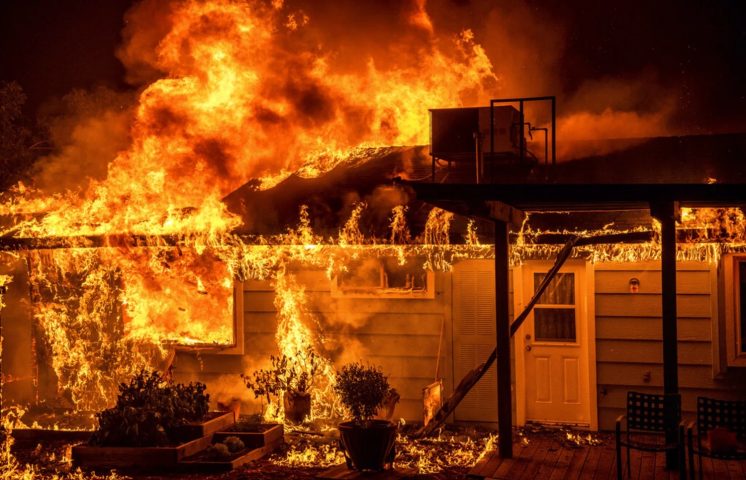 Mujer de 44 años muere tras incendiarse su residencia en Santiago
