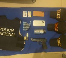 Detienen dos hombres en Monte Plata; les ocupan sustancias ilícitas y un chaleco antibalas de la PN