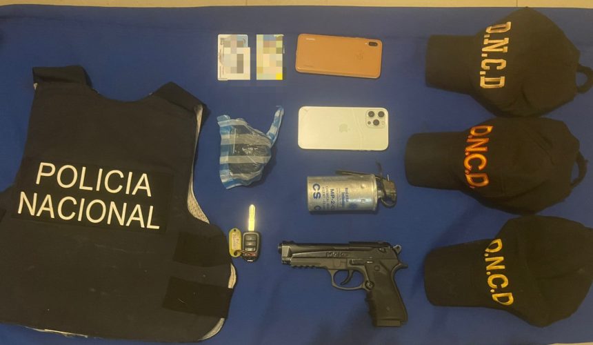 Detienen dos hombres en Monte Plata; les ocupan sustancias ilícitas y un chaleco antibalas de la PN
