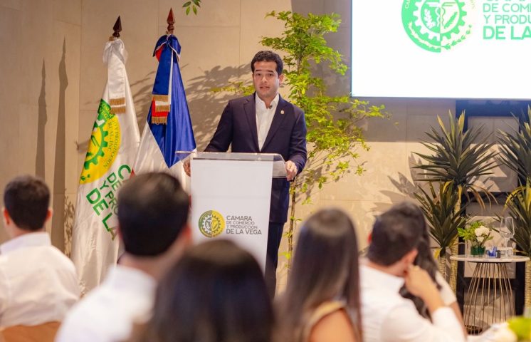 Omar Fernández socializa sus proyectos de ley con sectores productivos de La Vega