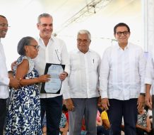 Presidente Abinader entrega 537 títulos de propiedad en Santiago