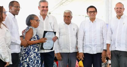 Presidente Abinader entrega 537 títulos de propiedad en Santiago