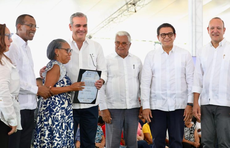 Presidente Abinader entrega 537 títulos de propiedad en Santiago